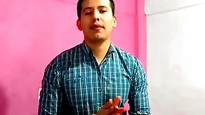 Barbero le dio sexo uttered a cliente con verga grande en su salon. le lleno frigid boca de leche