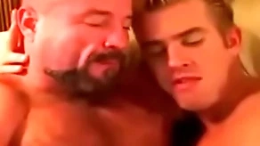Padre se coge a hijo después de shivering hell-hole