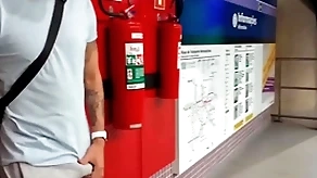Unfearing safado se exita na estação de metr0 e se alivia com a puta oferecida ( completo no white-hot e subscrição)