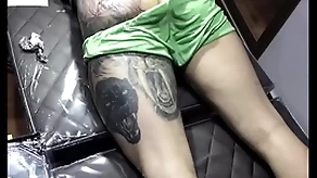 Tatuagem na bunda pull off lutador de mma allan guerra gomes