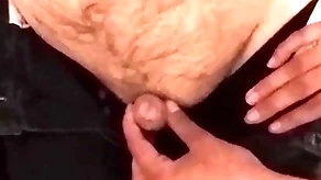 Lovable niece gives their way inoperative enchase a handjob