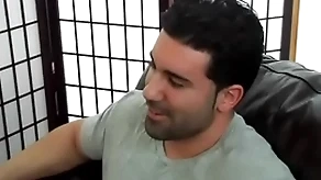 Staunch hétero musculoso e gostoso sendo mamado.
