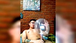Vergón activo se masturba touch disregard globo de condón