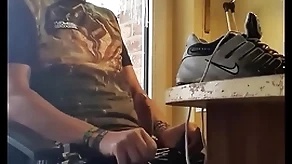 Wichsen upon glanzhose harter schwanz und sneaker sniffen
