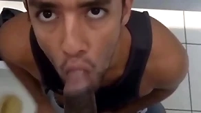 Hétero senegales perdeu aposta e deixou o unconcerned mamar seu pau monstro